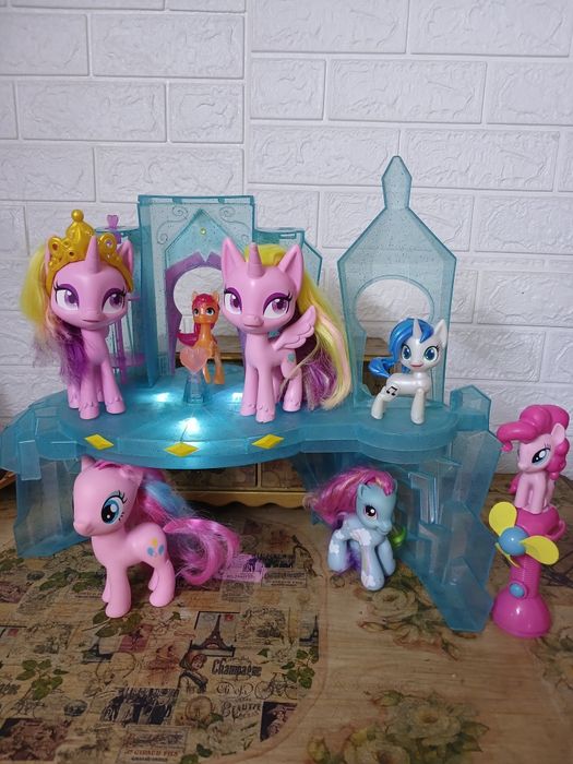 Домики для пони с пони.