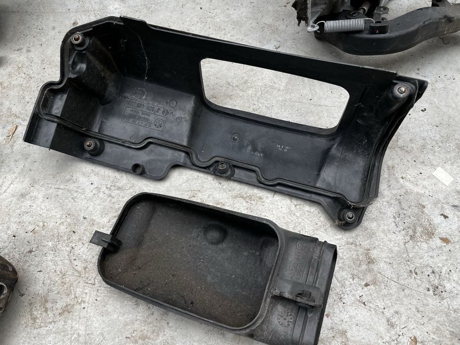 Пластмаса над въздушен филтър бмв е90 е91 е92 е87 м47