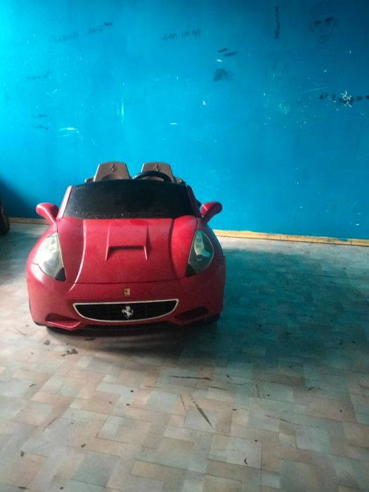 Продам  машинку Ferrari