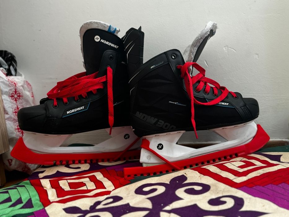 Коньки хоккейный