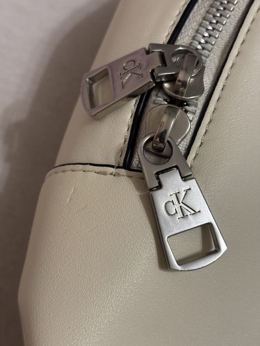 Rucsac Calvin Klein Jeans mini crem/alb – stare foarte bună