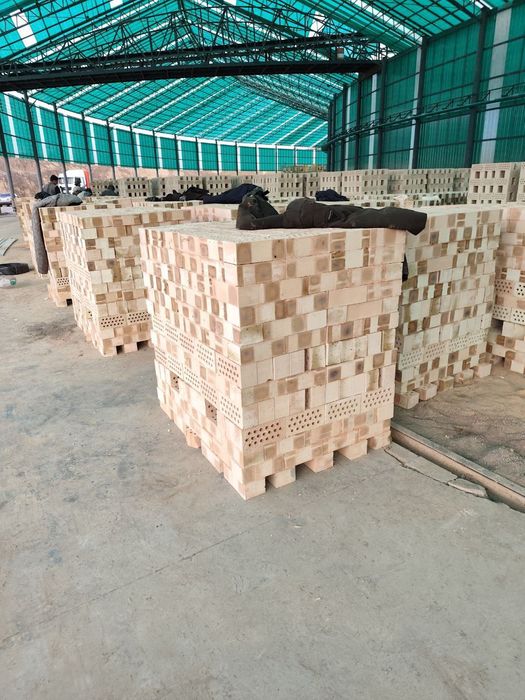 G'isht sotiladi poddonda 19 ta teshiklik