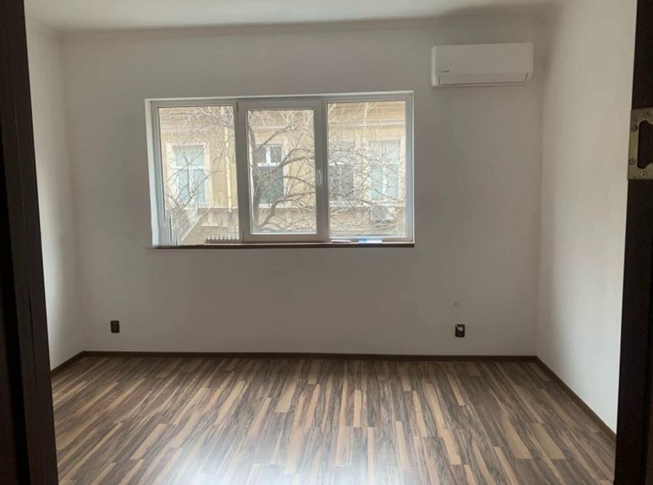 Дава се под наем Четиристаен апартамент в София, Център - 100 кв.м за 900 € - Снимка #1