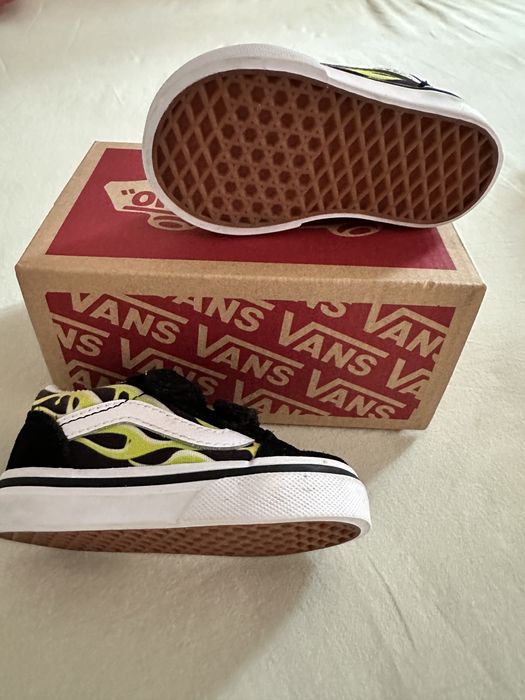 Бебешки обувки и буйки