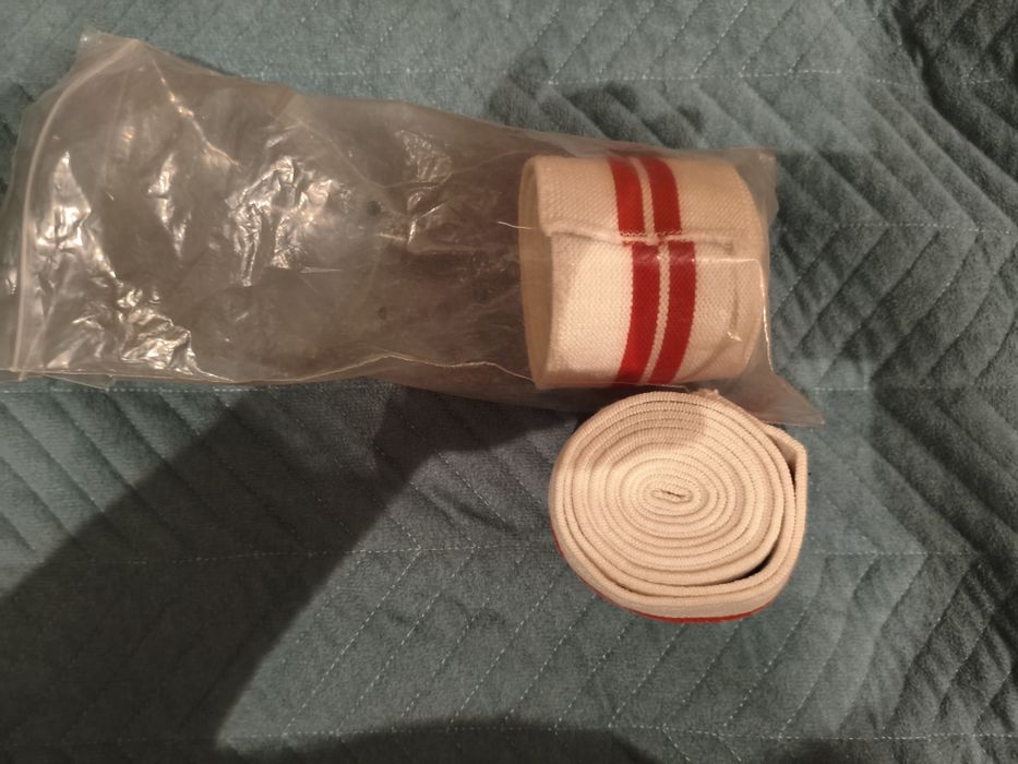 Боксерские перчатки и лапы, бинты, капа.