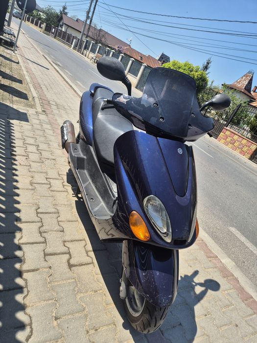 Vand scuter Yamaha majesty 150cm3. Înmatriculat. Pornește dar are probleme carburator. Îl vand in lipsa de timp pentru el .