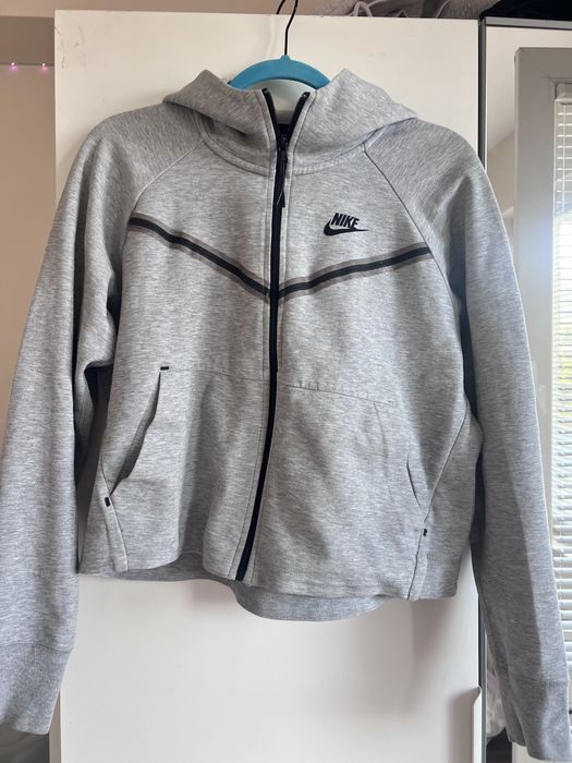 Сиво горнище Nike Tech