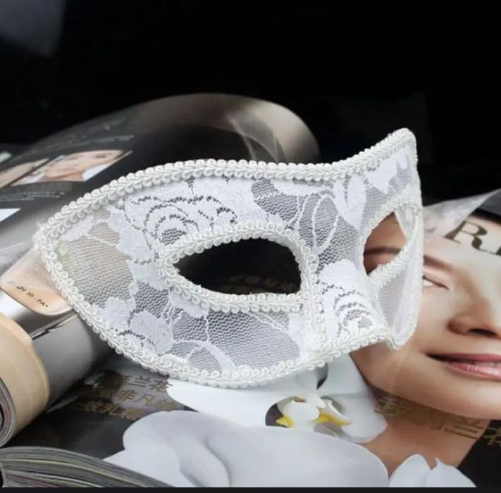 Карнавальные маски в черном,белом и красном цвете