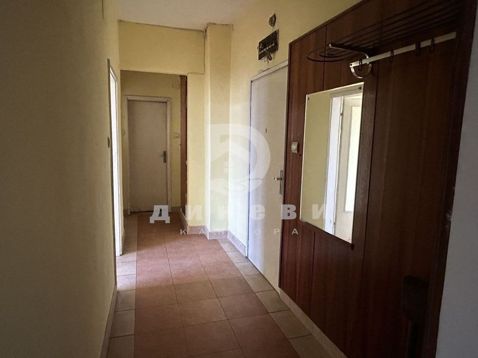 Тристаен апартамент до Търговската Гимназия