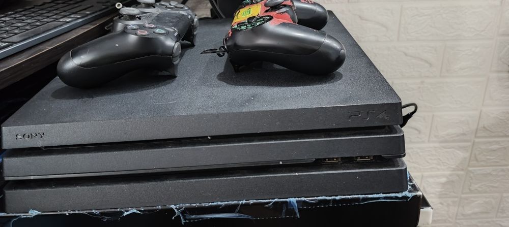 PlayStation 4 Pro 1tb+2 controller-e / nu citește Cd-ul