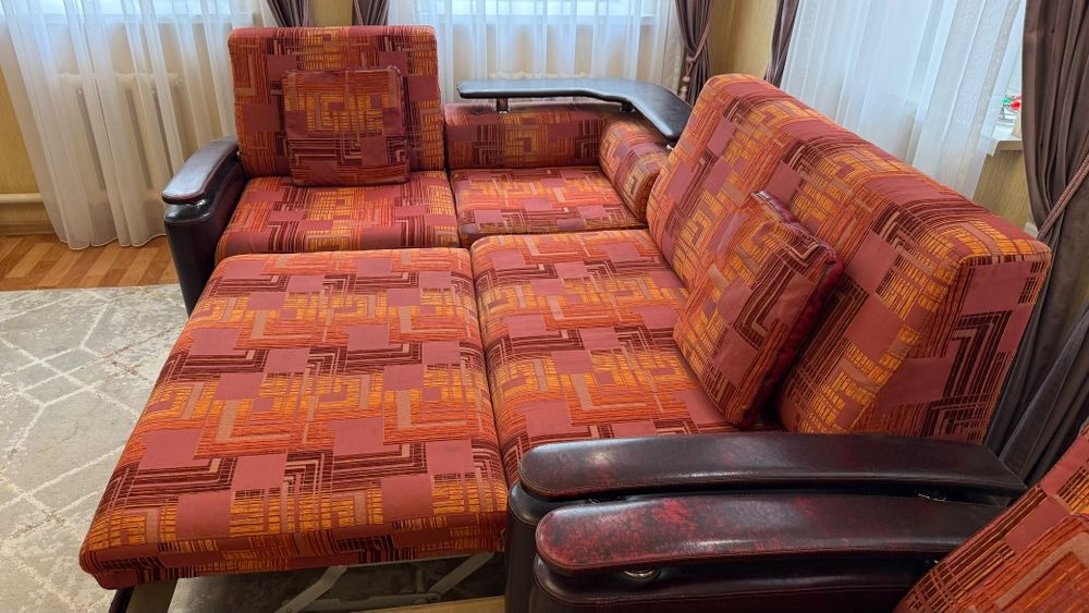 Продам угловой диван с креслом