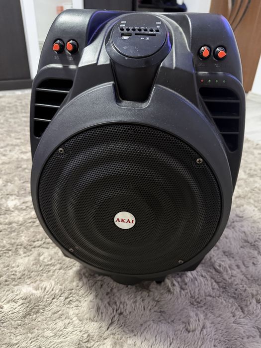 Vând boxa AKAI  nu are probleme