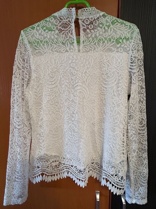 Bluză din dantelă…………..