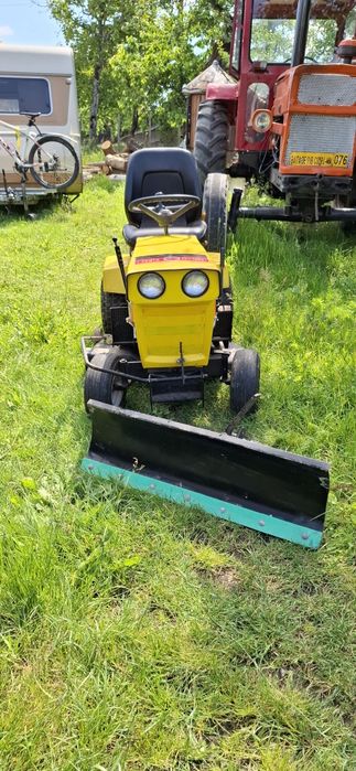 Tractoraș tuns iarba