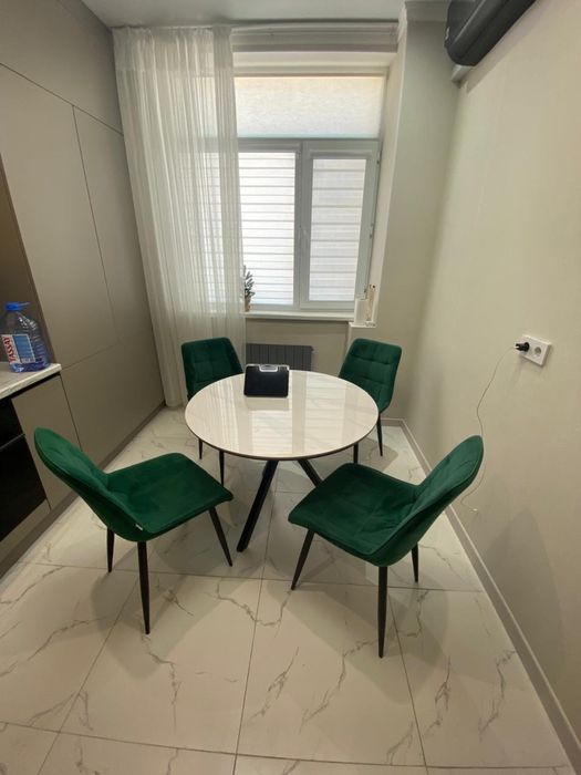 Продам 6 зелёных стульчиков, бархат