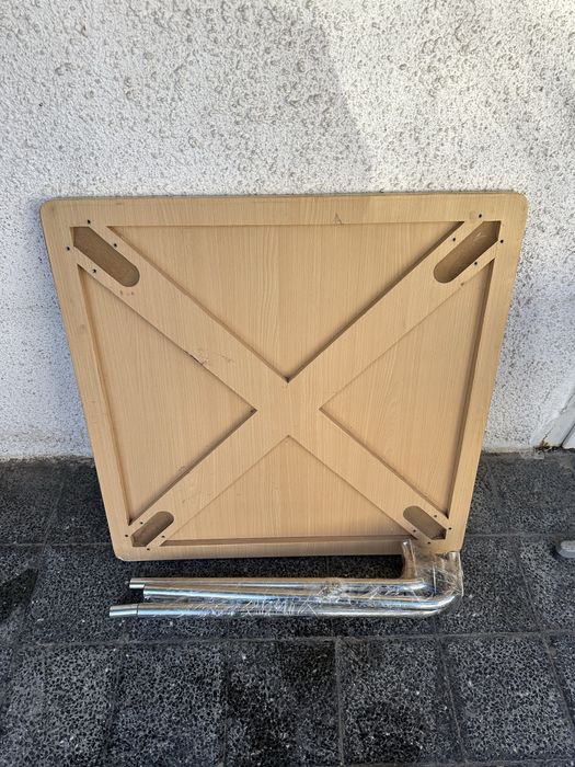 Дървена маса с метални никелирани крака