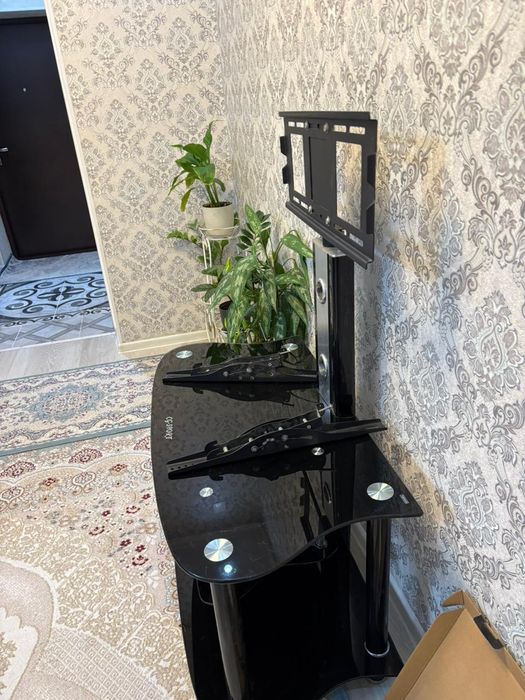 ТВ тумба с кронштейном