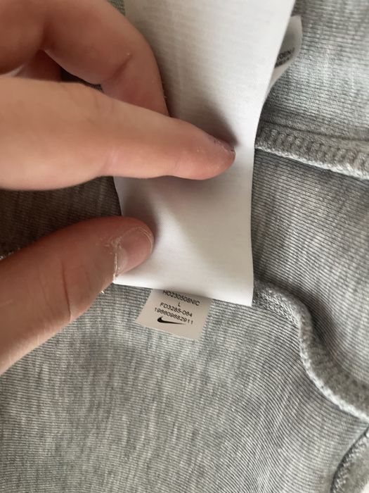 Hanorac nike tech fleche gri cu negru purtat de 3 oi