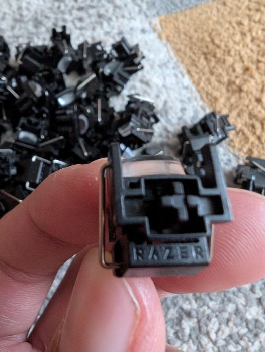 Vand switchuri originale Razer black si red