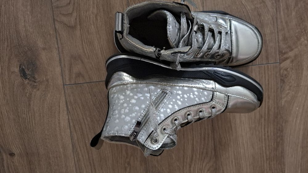 Продам осенние ботинки