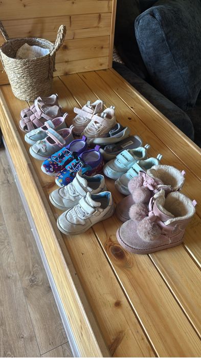 Отдам одежду и обувь на девочку