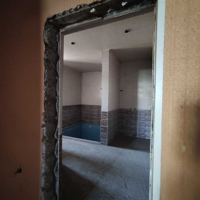 Продается участок с двух-этажным домом,рядом с Мечетью.