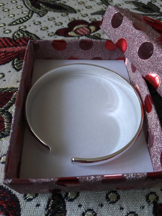 Нова, сребърна гривна. Твърда, отворена с универсален размер.