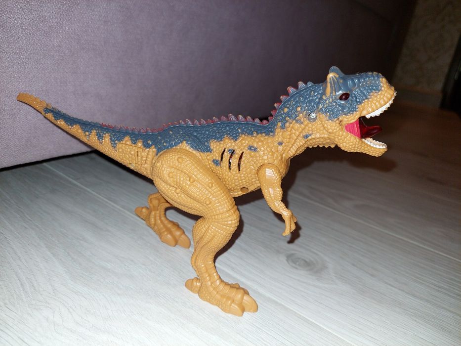Dinozaur plastic lipsa o mana