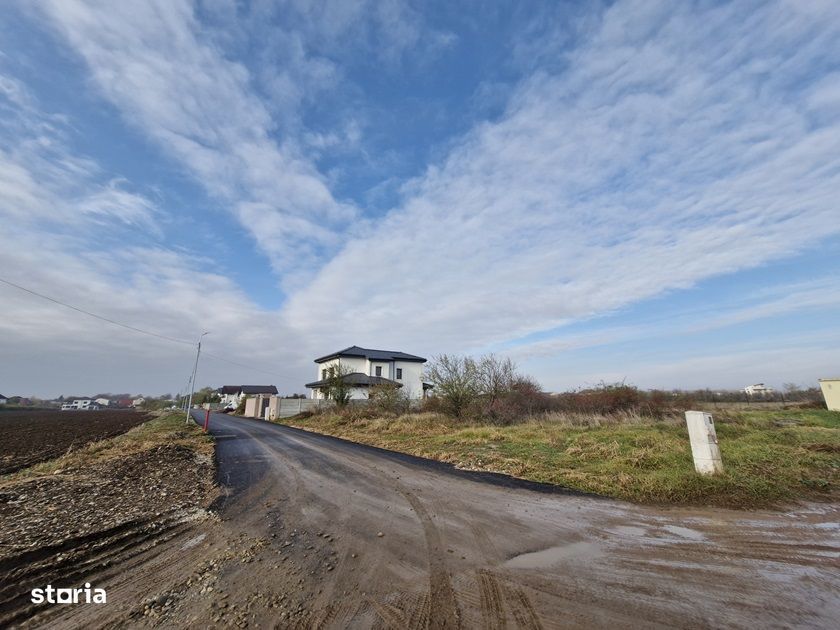 Teren langa case cu utilitati, lac la 300 metri,700 mp, 38500 euro