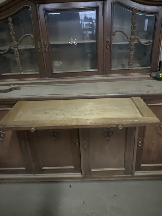 Mobila veche din lemn masiv