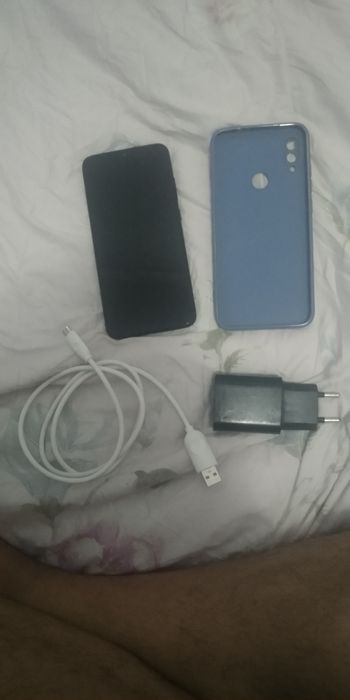 Редми нот 7 4/64 идеал холатда, ишлаши зўр.