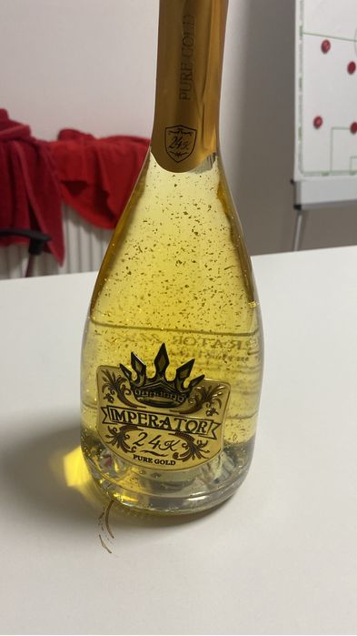 Vând sticlă de șampanie