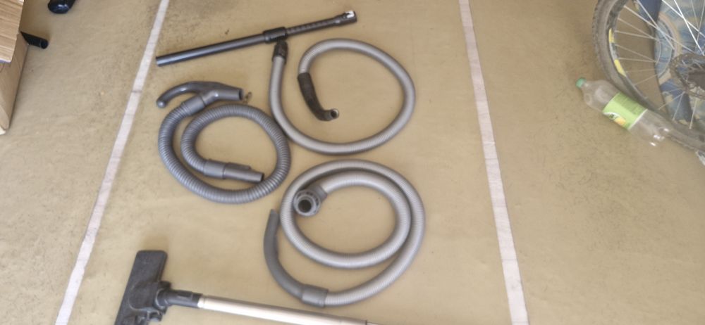 Запчасти от пылесоса .щетки.