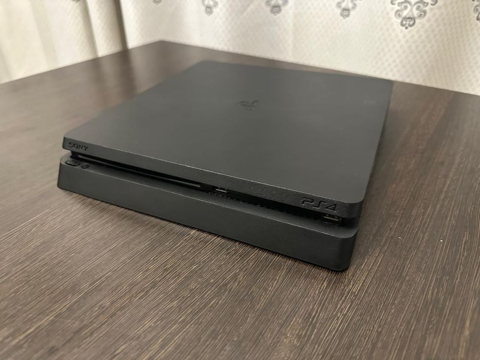 Продаю playstation 4 slim в отличном состоянии