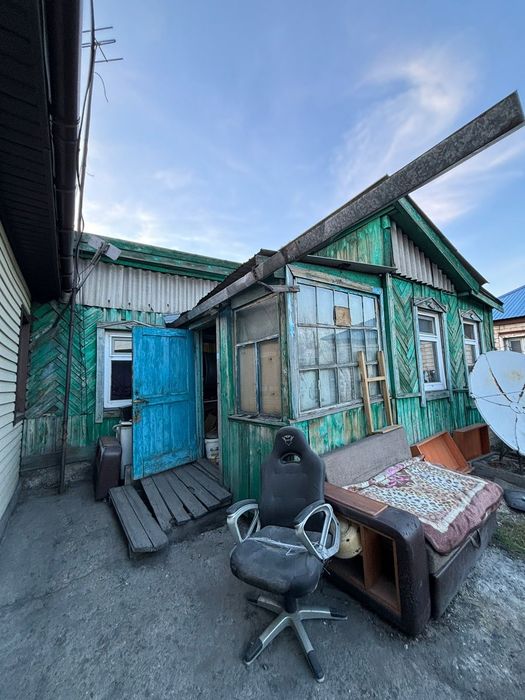 Два дома на одной ограде