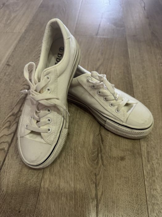 Продаются белые кеды, размер 38