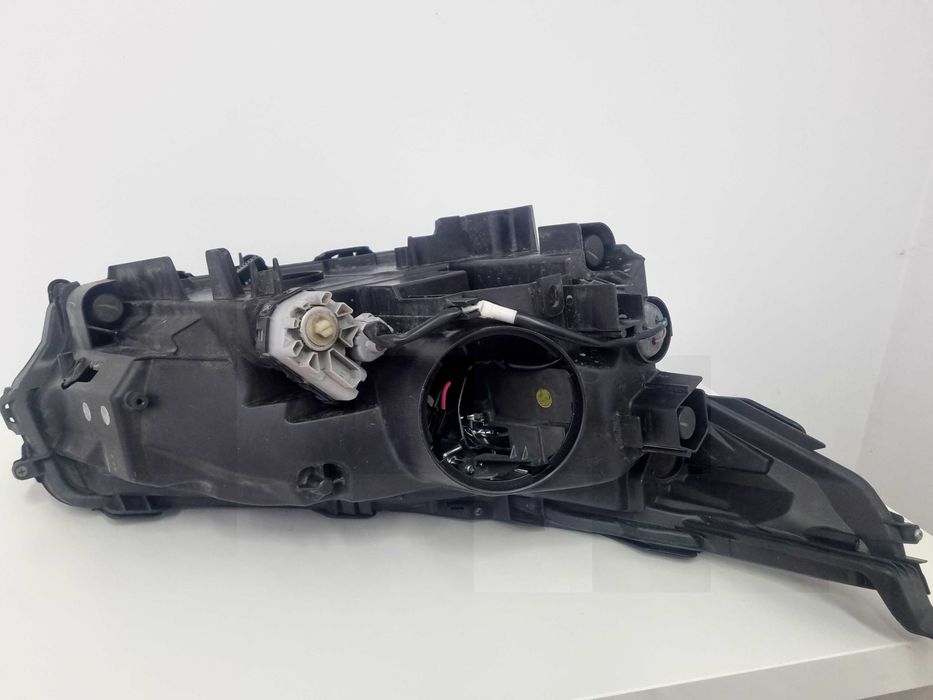 Продавам ляв фар за Lexus NX