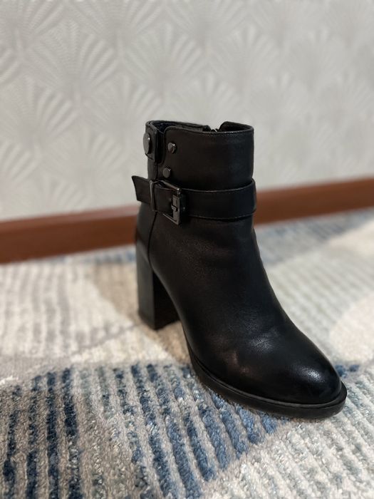 Продам 2 пары ботильоны  кожаные 33 размера