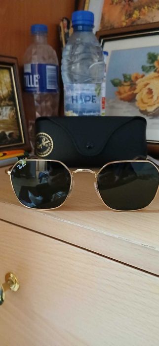 Продавам неупотребявани слънчеви очила Рей Бан.