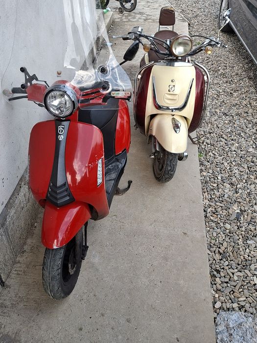 Vand 2 scutere la pachet sau separat
