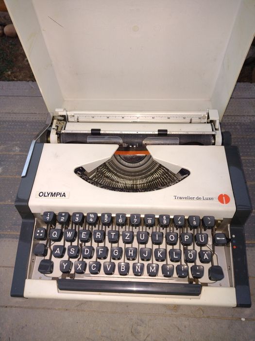 vând mașină de  scris