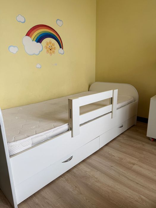 Детская кровать б/у с бортиком и матрасом.