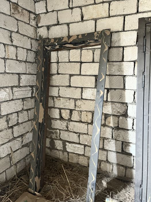 Жаңа үйден түскен, пайдаланбаған есік
