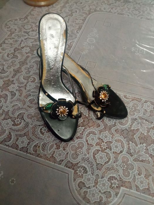 Шлепанцы на каблуках с бисером