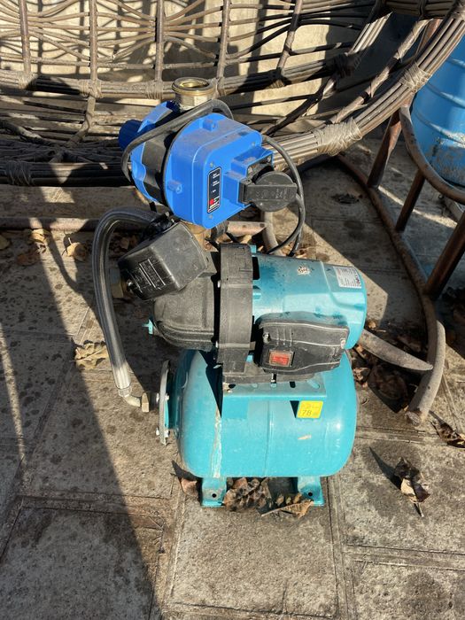 Насос для воды в рабочем состоянии