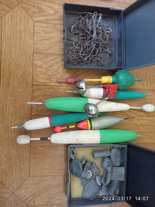 Продается поплавки, крючки разного размера, грузила.