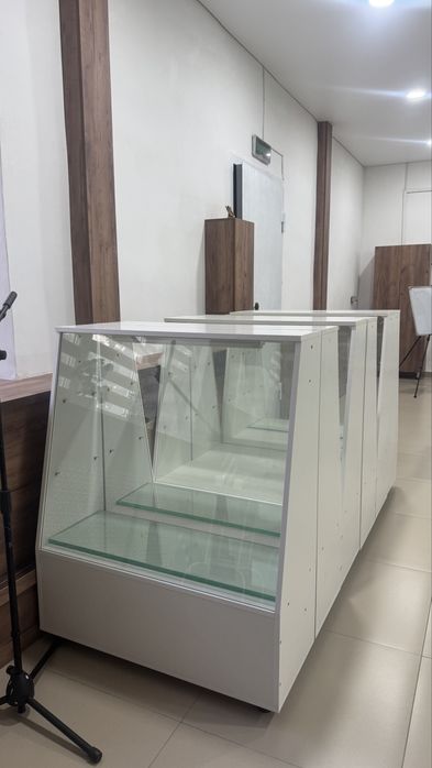 Продам стекянные витрины