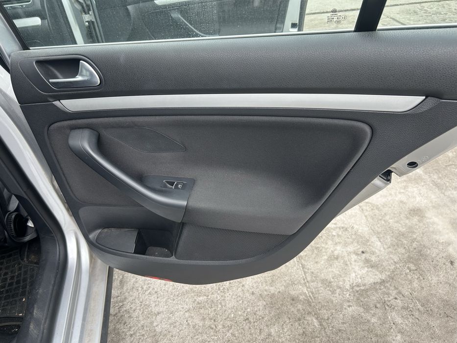 Set fete usi Vw passat b6 break model cu perdelute