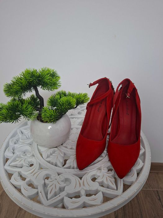 Pantofi eleganți de vânzare – perfecți pentru ocazii speciale!