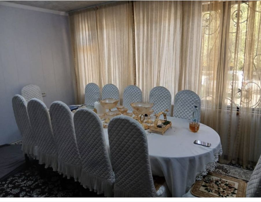 стол стул чихоллари билан сотилади холати яхши